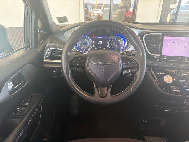 Used 2023 Chrysler Pacifica Touring FWD image 19