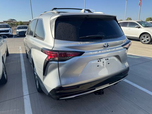 Used 2023 Toyota Sienna Platinum FWD image 3