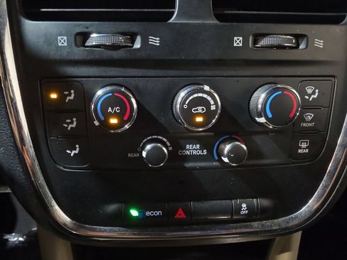 Used 2018 Dodge Grand Caravan SXT FWD image 16