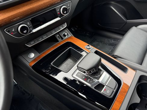 Used 2023 Audi Q5 e Premium w/ Convenience Package image 13