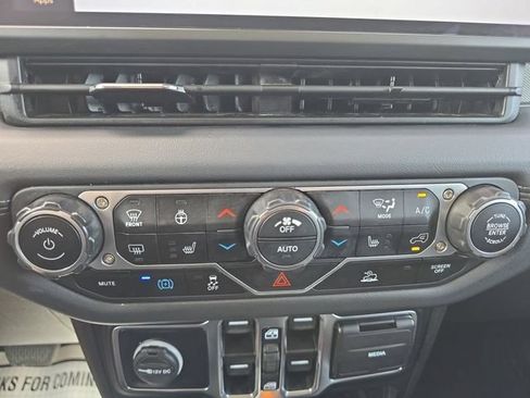 Used 2024 Jeep Wrangler Unlimited Sahara AWD/4WD image 4