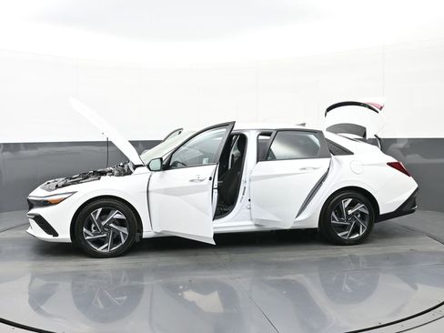 Certified 2025 Hyundai Elantra Sport image 43