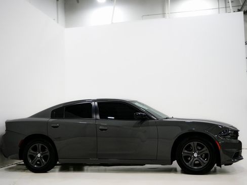 Used 2019 Dodge Charger SXT image 5