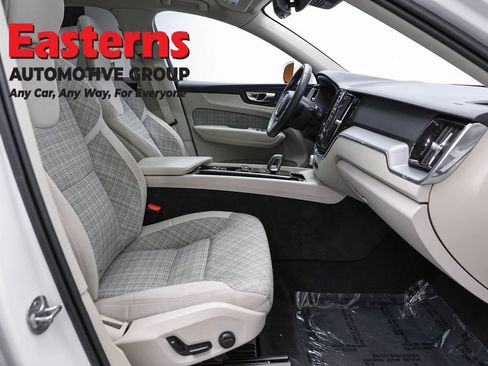 Used 2022 Volvo XC60 B5 Momentum AWD/4WD image 25
