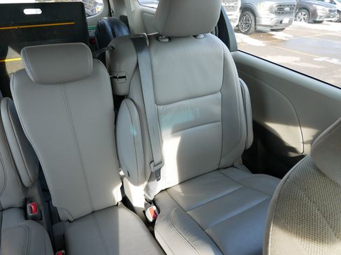 Used 2015 Toyota Sienna L image 14