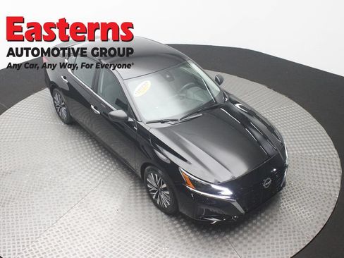 Used 2025 Nissan Altima 2.5 SV FWD image 3