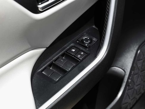 Used 2020 Toyota RAV4 XLE w/ Convenience Package FWD image 39