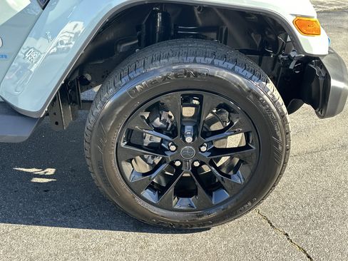 Used 2024 Jeep Wrangler Sahara w/ Technology Group image 15