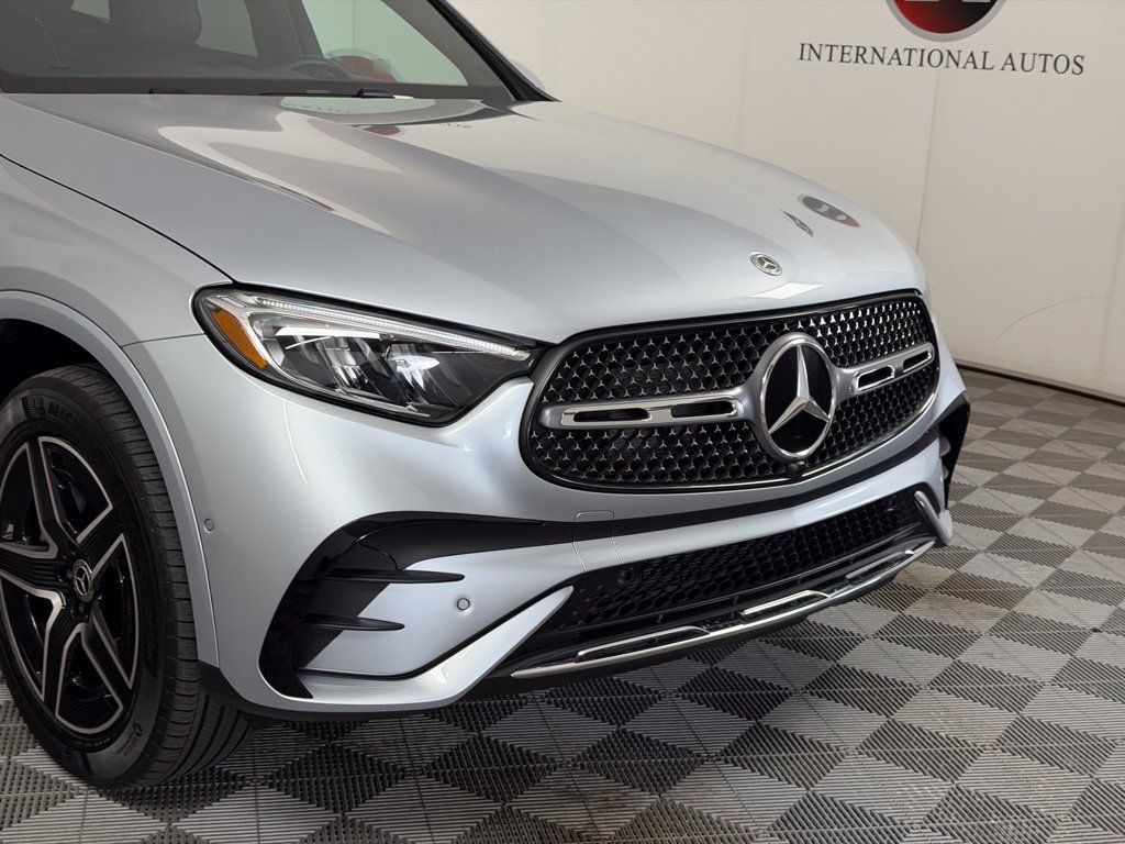 Used 2025 Mercedes-Benz GLC 300 4MATIC image 11