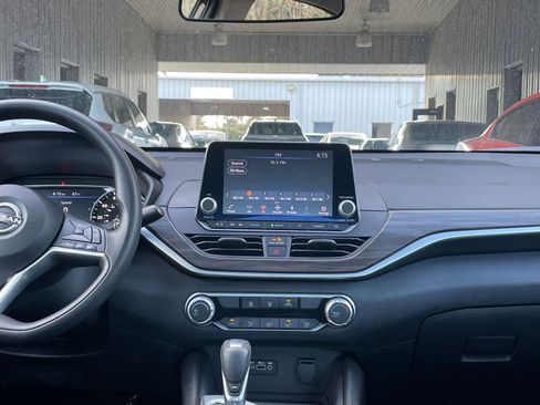 Used 2025 Nissan Altima 2.5 SV image 17