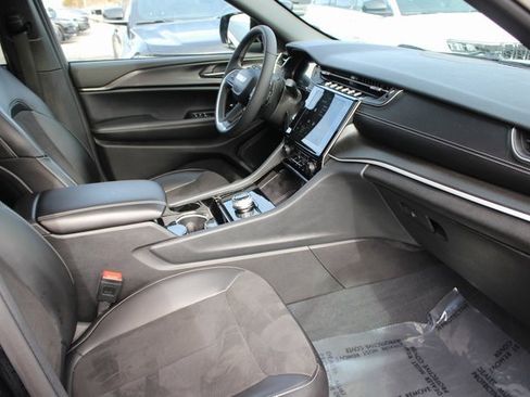 Used 2023 Jeep Grand Cherokee Altitude image 35