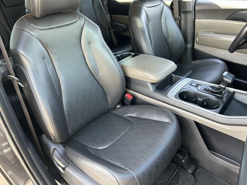 Used 2025 Kia Carnival FWD image 8