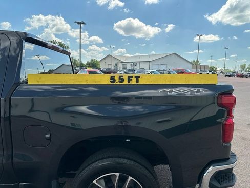 Used 2023 Chevrolet Silverado 1500 LT AWD/4WD image 40