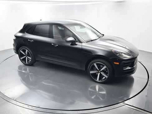 Certified 2025 Porsche Macan AWD/4WD image 43