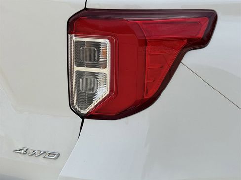 Used 2023 Ford Explorer XLT image 11