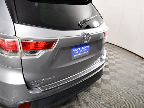 Used 2016 Toyota Highlander Limited w/ Driver Technology Package AWD/4WD image 15