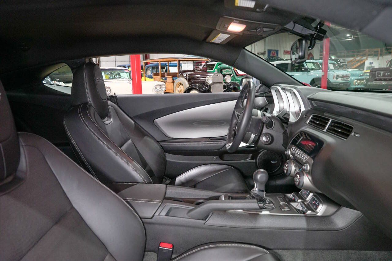 Used 2010 Chevrolet Camaro SS RWD image 40