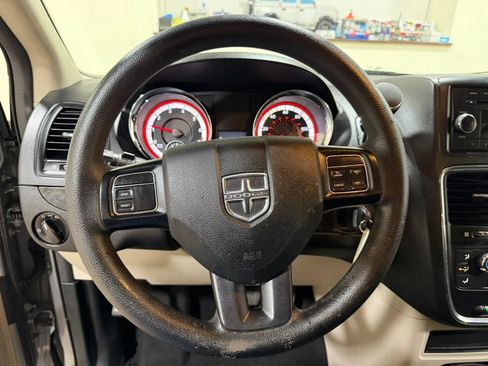 Used 2017 Dodge Grand Caravan SE FWD image 30
