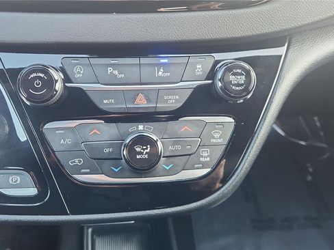 Used 2025 Chrysler Pacifica Select image 19