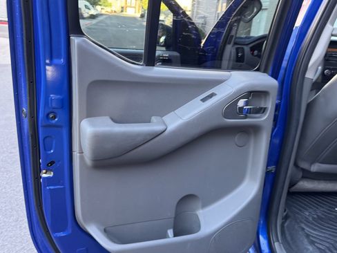 Used 2012 Nissan Frontier SL w/ Moonroof Pkg AWD/4WD image 31