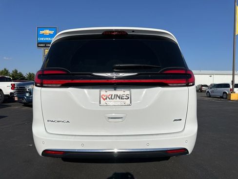 New 2026 Chrysler Pacifica Select image 13