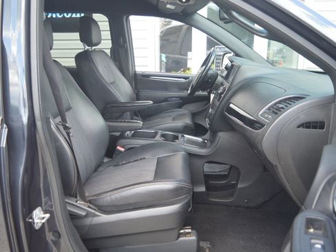 Used 2014 Chrysler Town & Country S FWD image 20