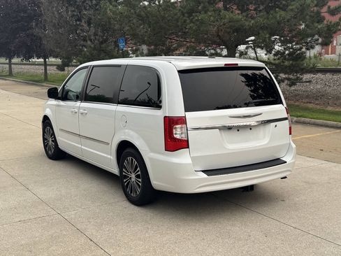 Used 2014 Chrysler Town & Country S FWD image 4