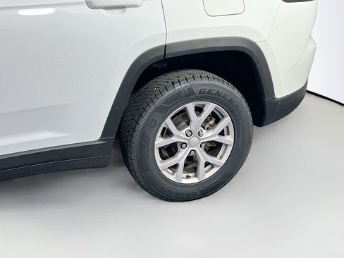 Used 2022 Jeep Grand Cherokee Limited image 31