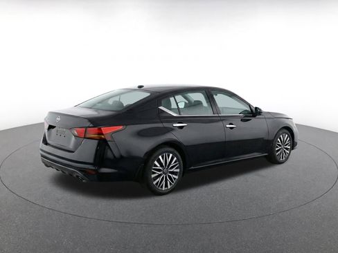 Used 2025 Nissan Altima 2.5 SV FWD image 11