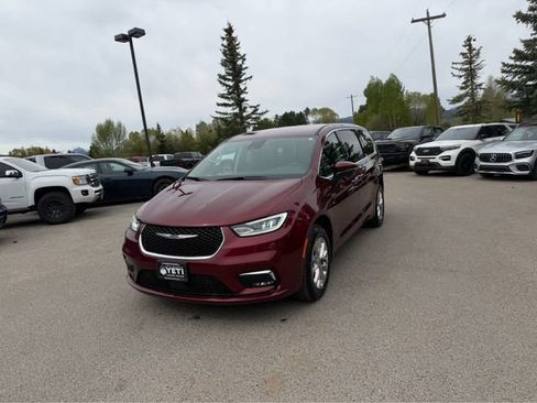 Used 2023 Chrysler Pacifica Touring-L AWD/4WD image 3