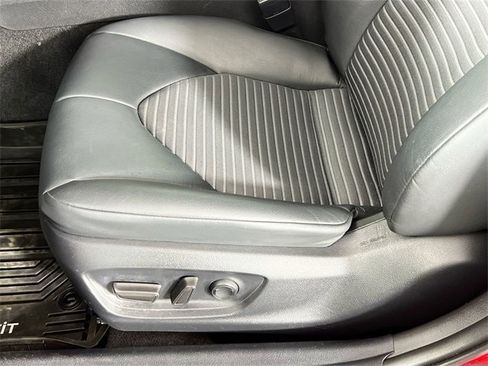 Used 2024 Toyota Camry SE image 18