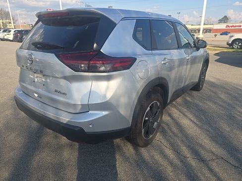 Used 2024 Nissan Rogue SV image 5