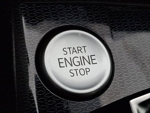 Certified 2025 Volkswagen Taos SE w/ Panoramic Sunroof Package image 25