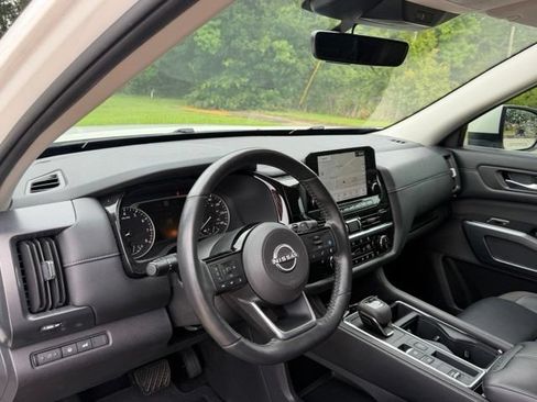 Used 2024 Nissan Pathfinder SL FWD image 13