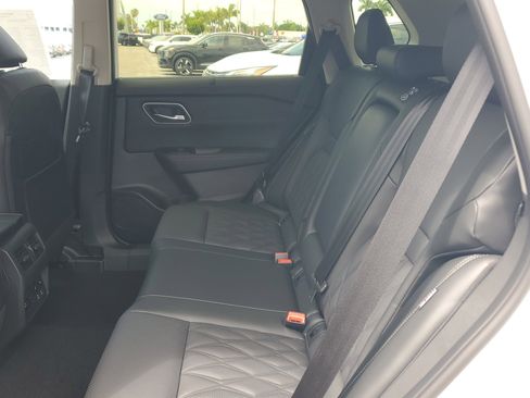 New 2025 Nissan Rogue Platinum w/ Platinum Premium Package image 11