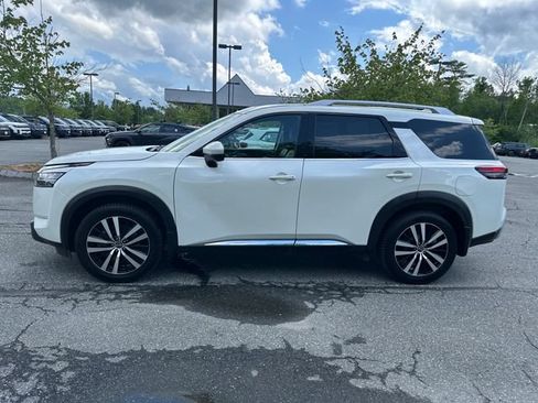 Used 2023 Nissan Pathfinder Platinum AWD/4WD image 2