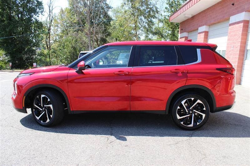 Used 2023 Mitsubishi Outlander SE AWD/4WD image 2