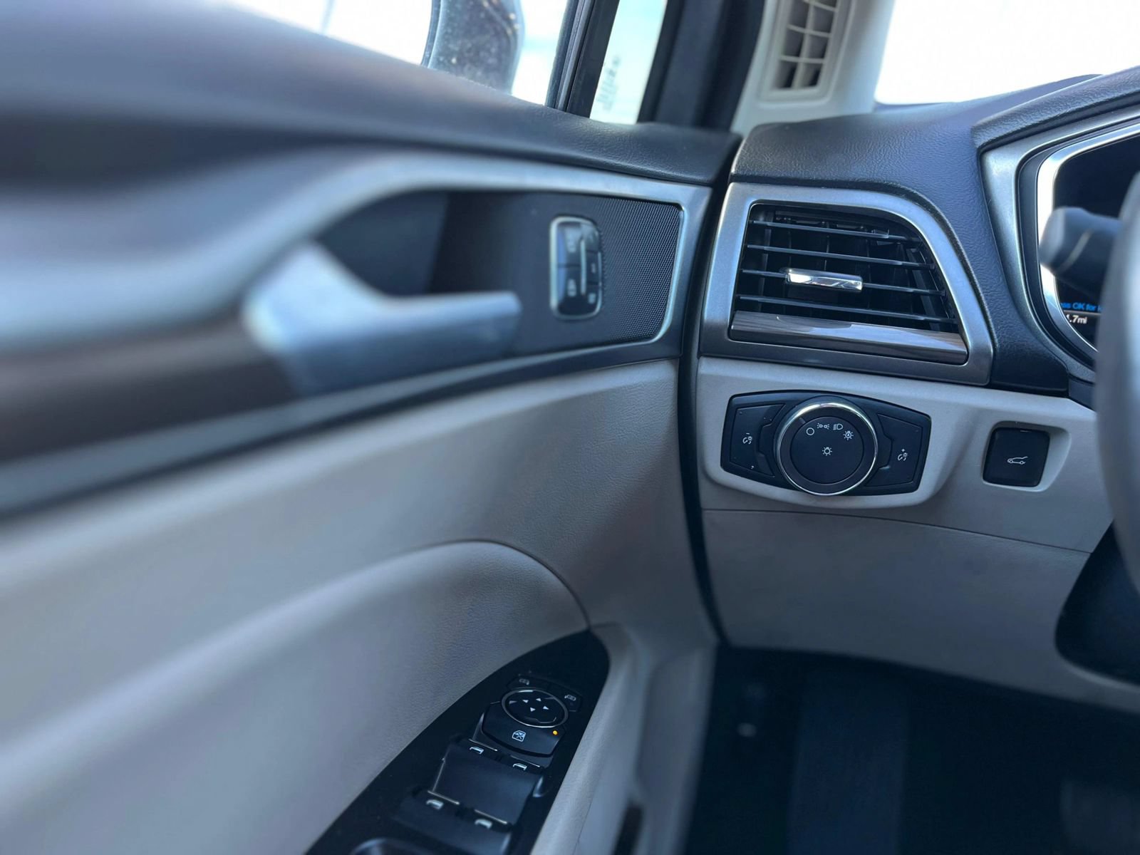 Used 2018 Ford Fusion SE w/ Fusion SE Technology Package FWD image 17