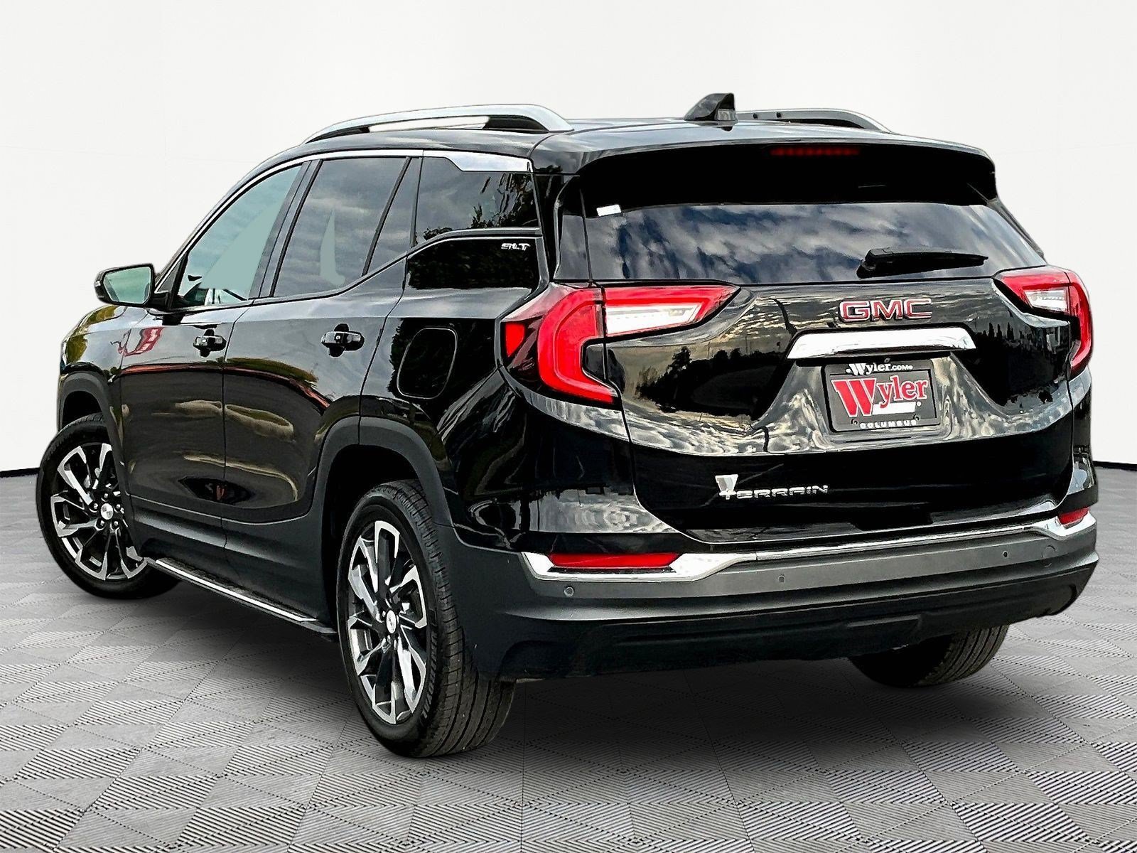 Used 2022 GMC Terrain SLT w/ LPO, 'HIT The Road' Package FWD image 4