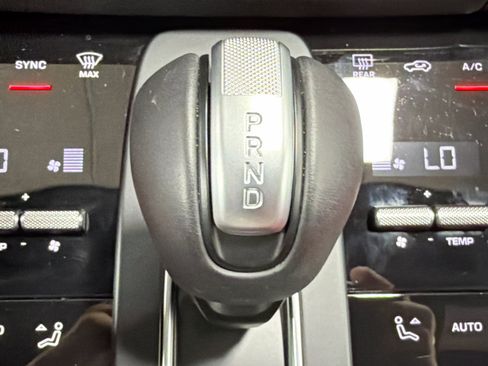Certified 2026 Porsche Macan AWD/4WD image 28