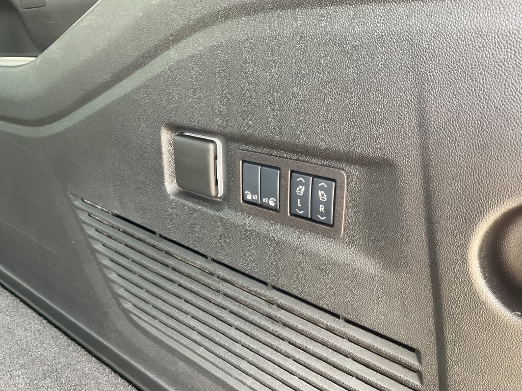 Used 2025 GMC Yukon XL Denali w/ Sun & Power Step Package AWD/4WD image 11