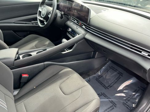 Used 2025 Hyundai Elantra SEL FWD image 35