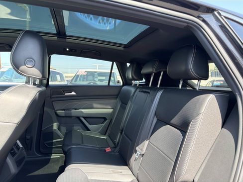 Certified 2022 Volkswagen Atlas Cross Sport SEL R-Line AWD/4WD image 12