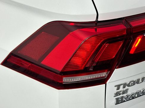 Used 2021 Volkswagen Tiguan SE FWD image 35