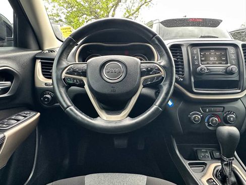 Used 2018 Jeep Cherokee Latitude w/ Altitude Package FWD image 21