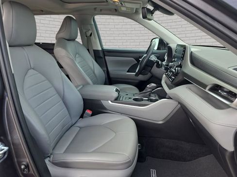 Used 2021 Toyota Highlander XLE FWD image 11