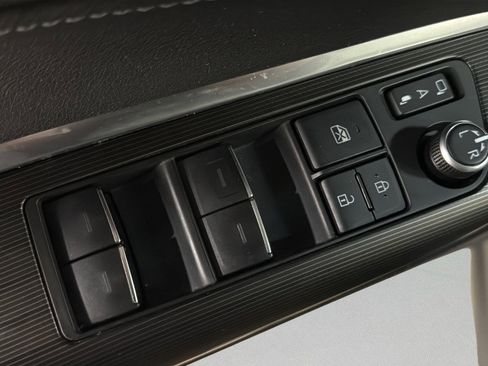 Used 2022 Toyota Venza Limited w/ Advanced Technology Package image 15