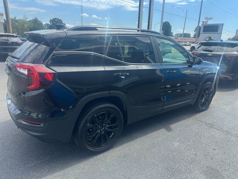Used 2022 GMC Terrain SLE w/ Driver Convenience Package image 5
