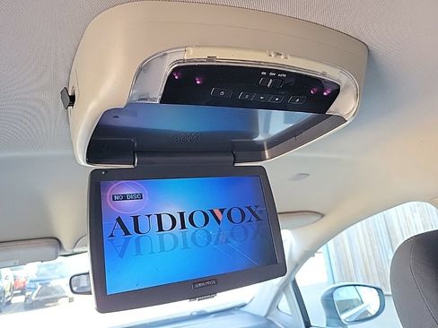 Used 2017 Chrysler Pacifica Touring w/ Tire & Wheel Group FWD image 14