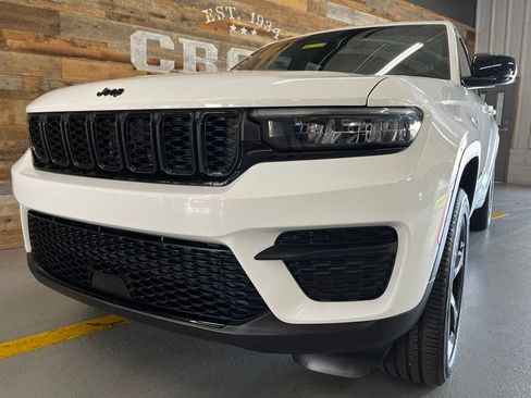 Used 2024 Jeep Grand Cherokee Altitude AWD/4WD image 11
